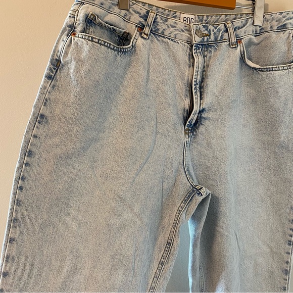Urban Outfitters BDG Petite High-Waisted Mom Jean Bleached Light Wash - Picture 5 of 5